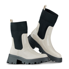 Beige patent leather workers with a flexible upper 2