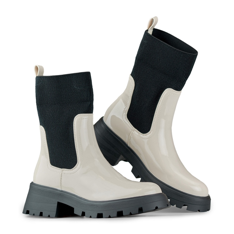 Beige patent leather workers with a flexible upper 2