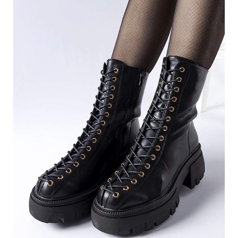 Black insulated boots decorated with Amla binding 1