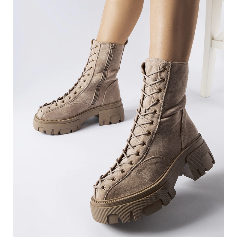 Brown boots decorated with Amol binding 1