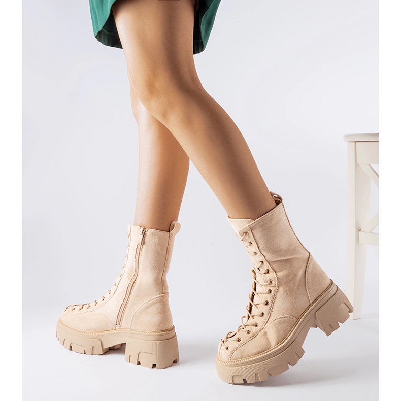 Beige boots decorated with Amol binding 1