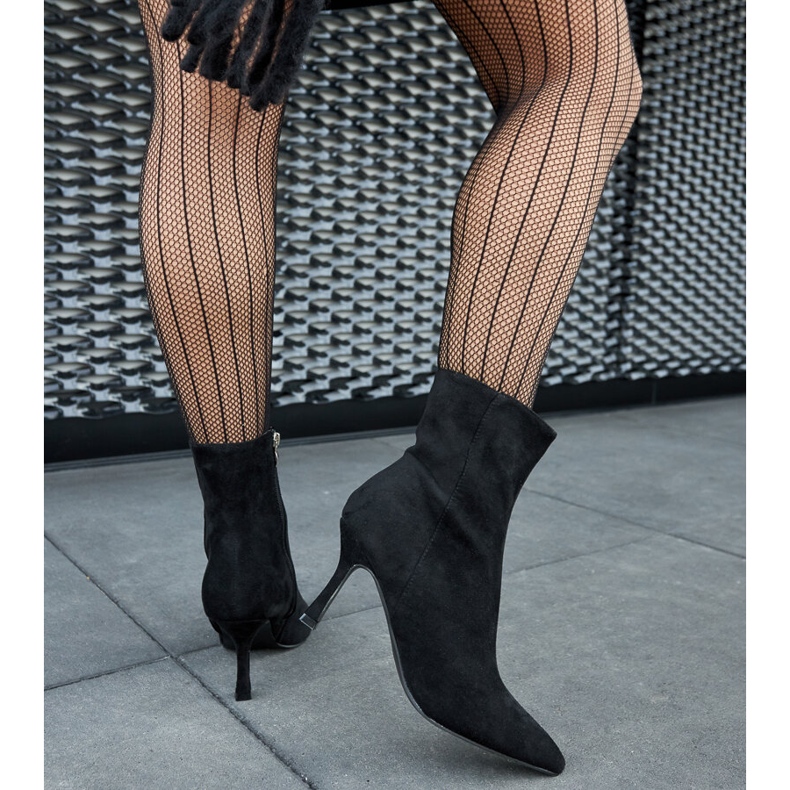 Guimond black low-heeled ankle boots 1