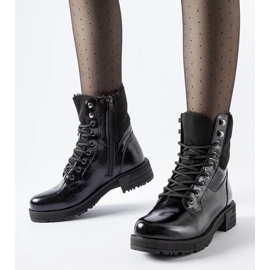 Black insulated workers' boots 1