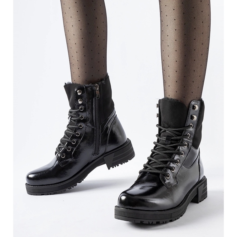 Black insulated workers' boots 1