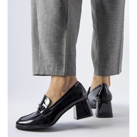 Black patent pumps with a Cornello block 1