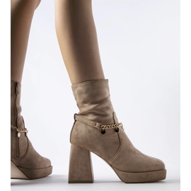 Beige insulated ankle boots with a Saviore pendant 1