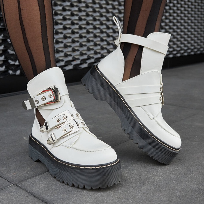 White ankle boots on the Lograto platform 1