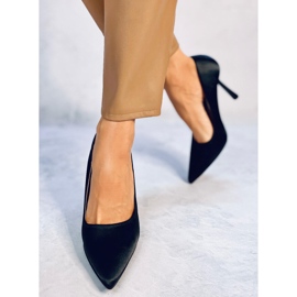Pumps with a unique heel from Lesley Black 1