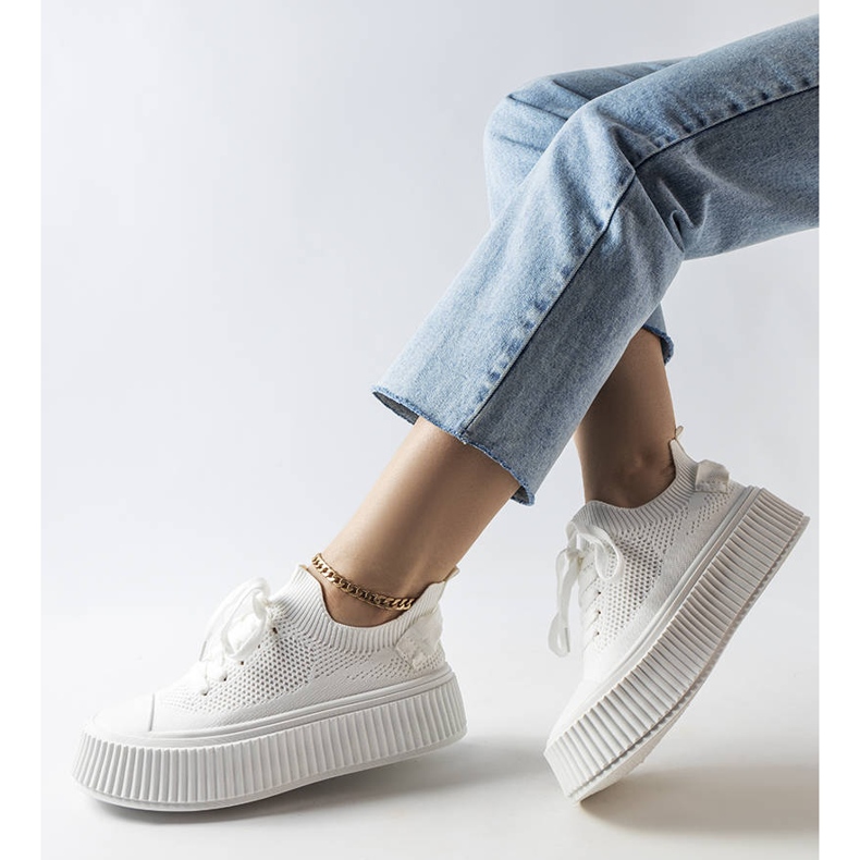 White sneakers with a flexible upper from Jardine 1