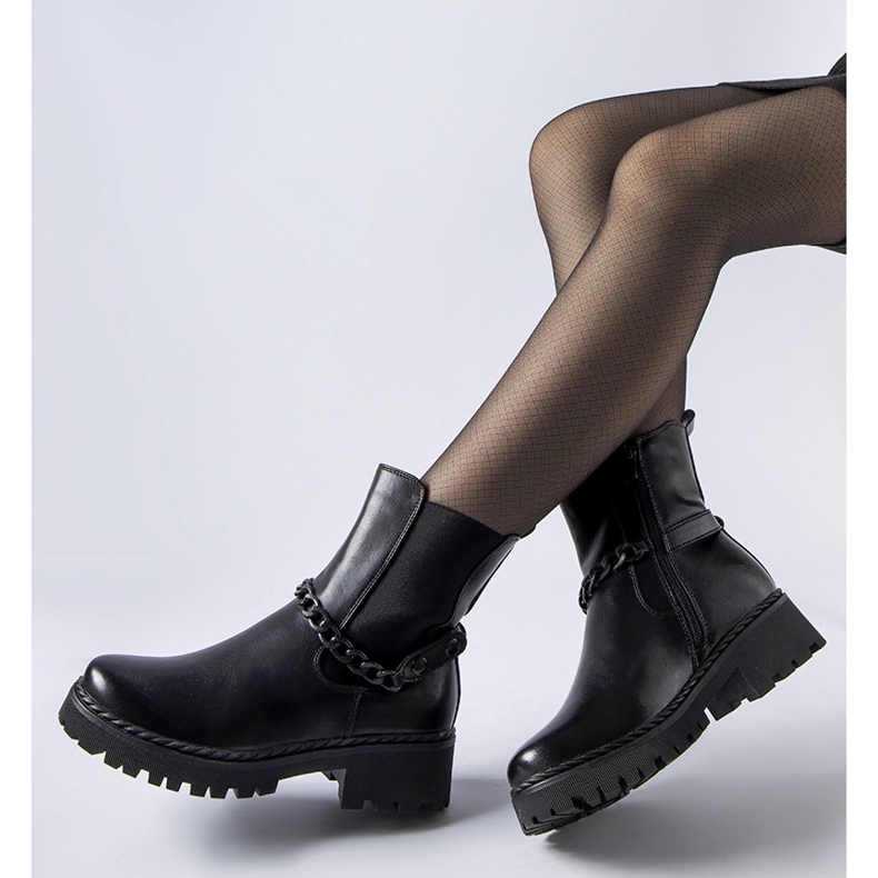 Black insulated ankle boots with a Tiziano chain 1
