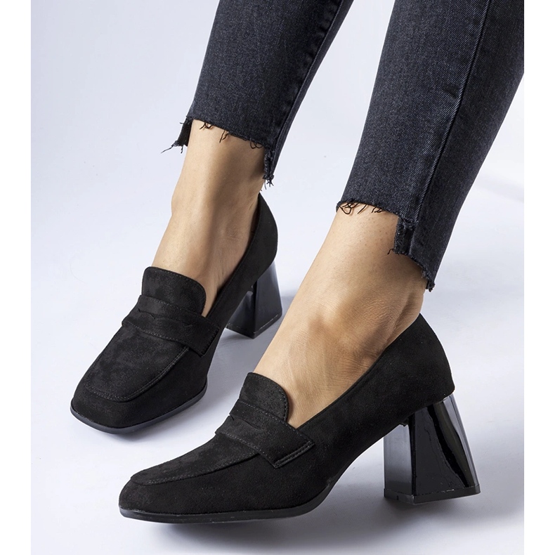 Black pumps with a patent Mill heel 1