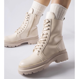 Beige flat boots with Zacharie protector 1