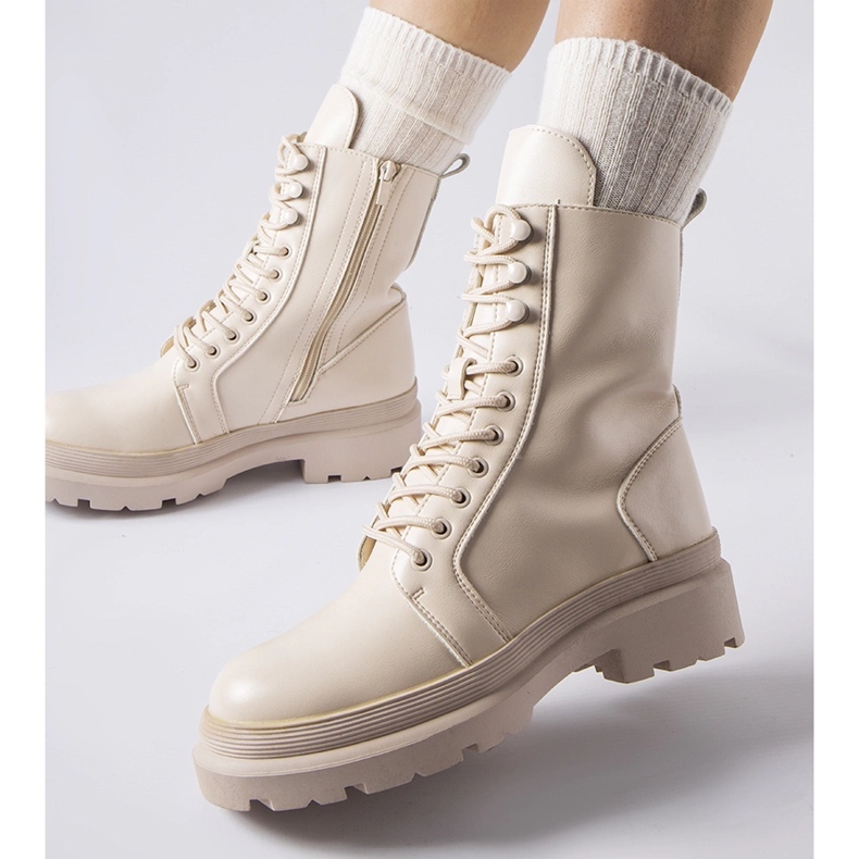 Beige flat boots with Zacharie protector 1