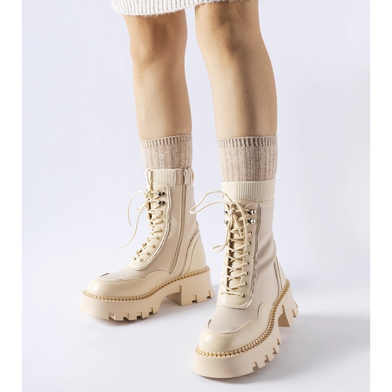 Beige workers' shoes with a massive Olona sole 1