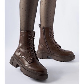 Brown boots decorated with Nicla stitching 1