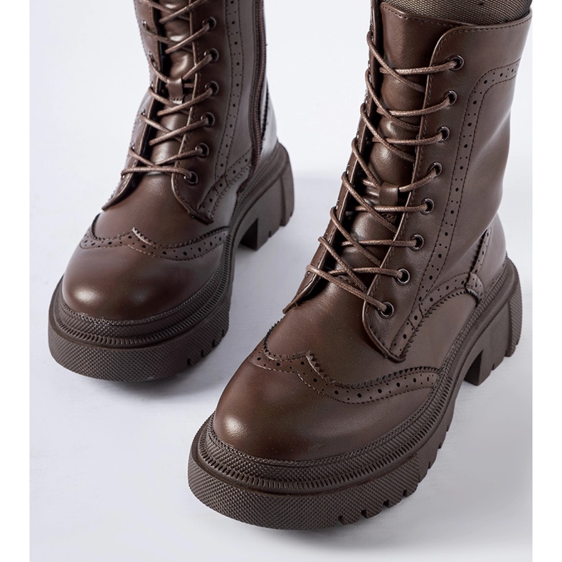 Brown boots decorated with Nicla stitching 2