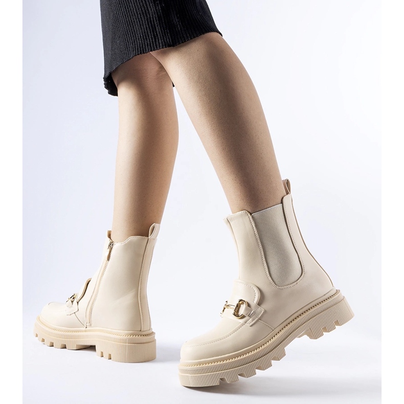 Beige ankle boots with a visible Sailetto protector 1