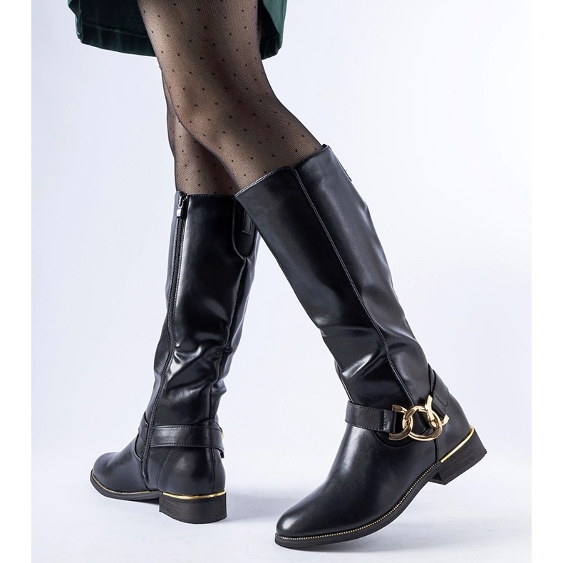 Black insulated boots decorated with an Ortega buckle 2