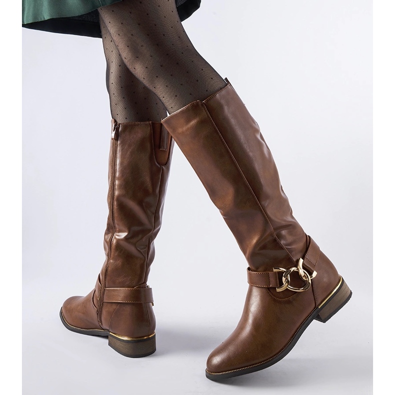 Brown insulated boots decorated with an Ortega buckle 2