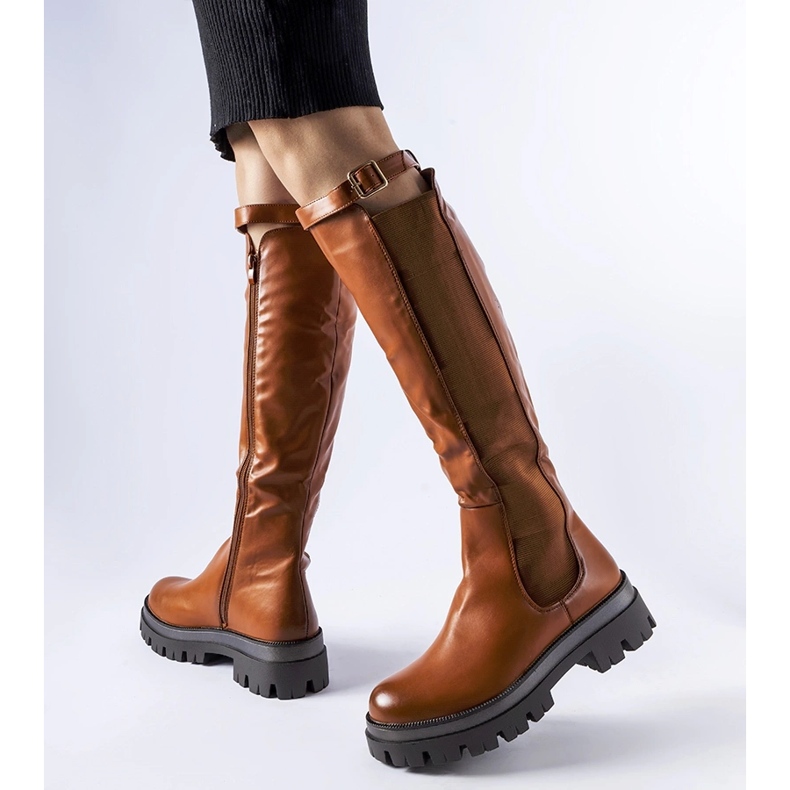 Brown massive boots decorated with a Stuart belt 1