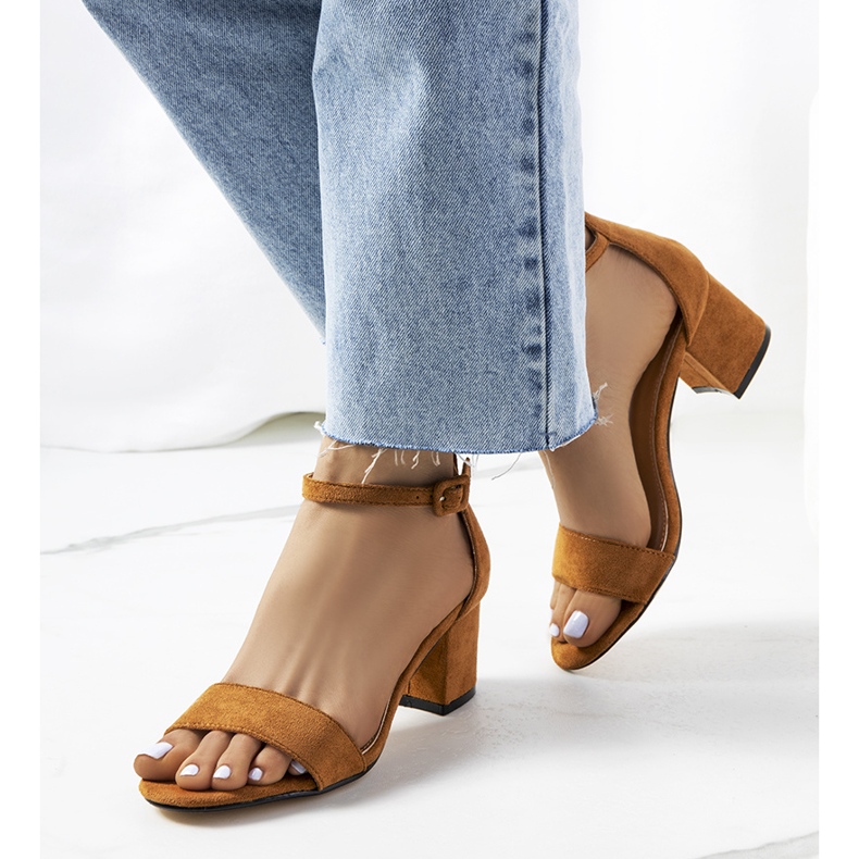 Brown sandals on the Deshe post 1