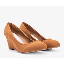 Camel pumps on the Manama wedge brown 1