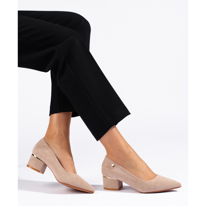 Beige low-heeled pumps from Vinceza 1