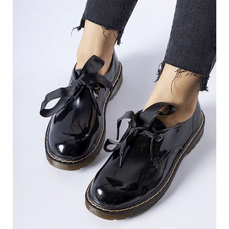 Black patent shoes with a Rodriguez bow 1