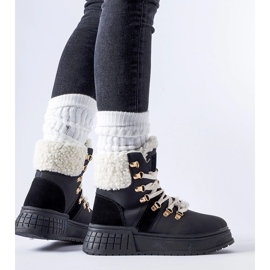 Black workers on a massive Rodrigo platform 1