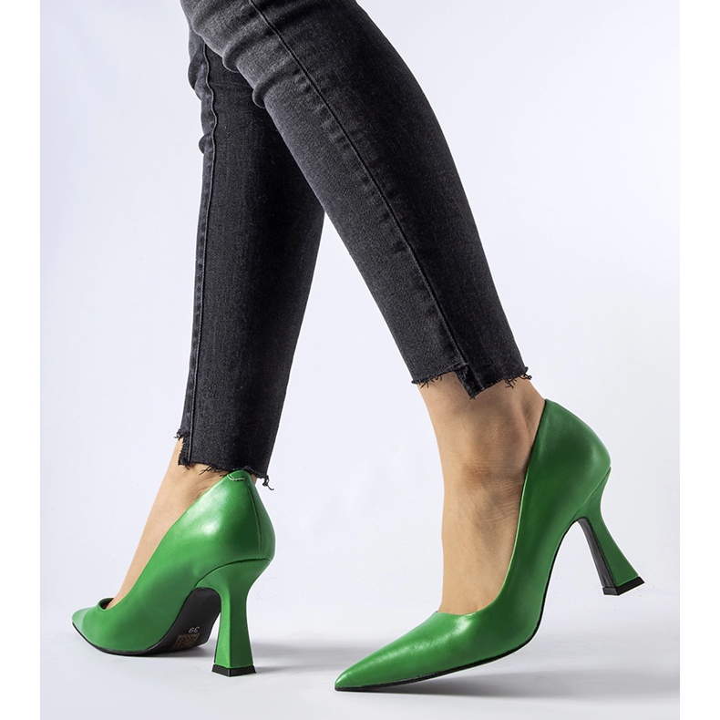 Green Tore pumps with an asymmetric heel 1