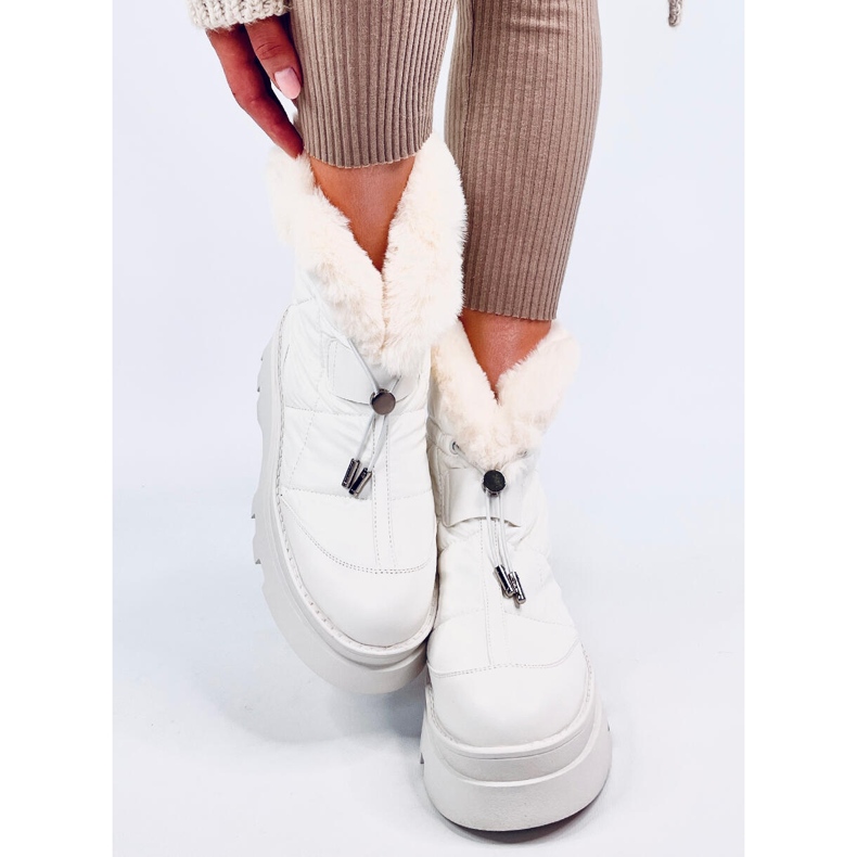 Tavaris White snow boots with fur 1
