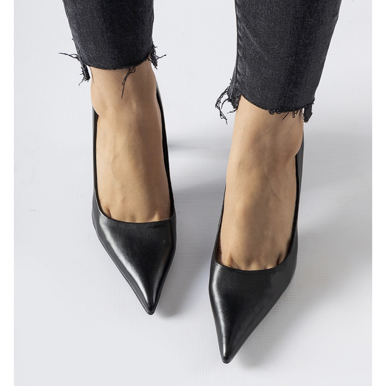 Black Tore pumps with an asymmetric heel 2