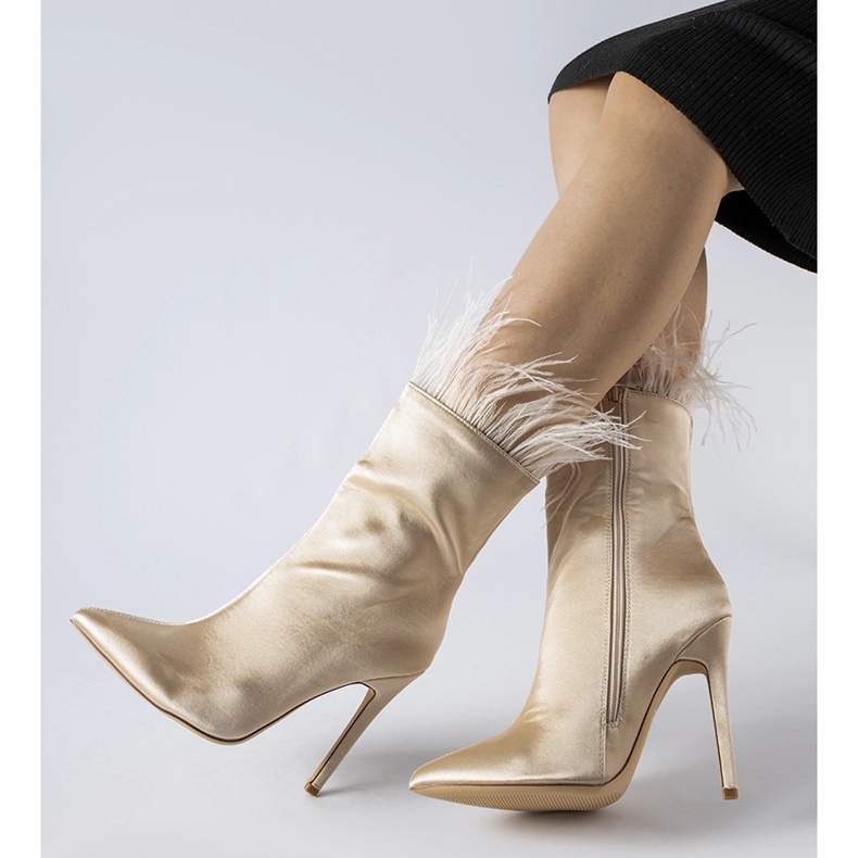 Beige ankle boots decorated with Selvena feathers 1