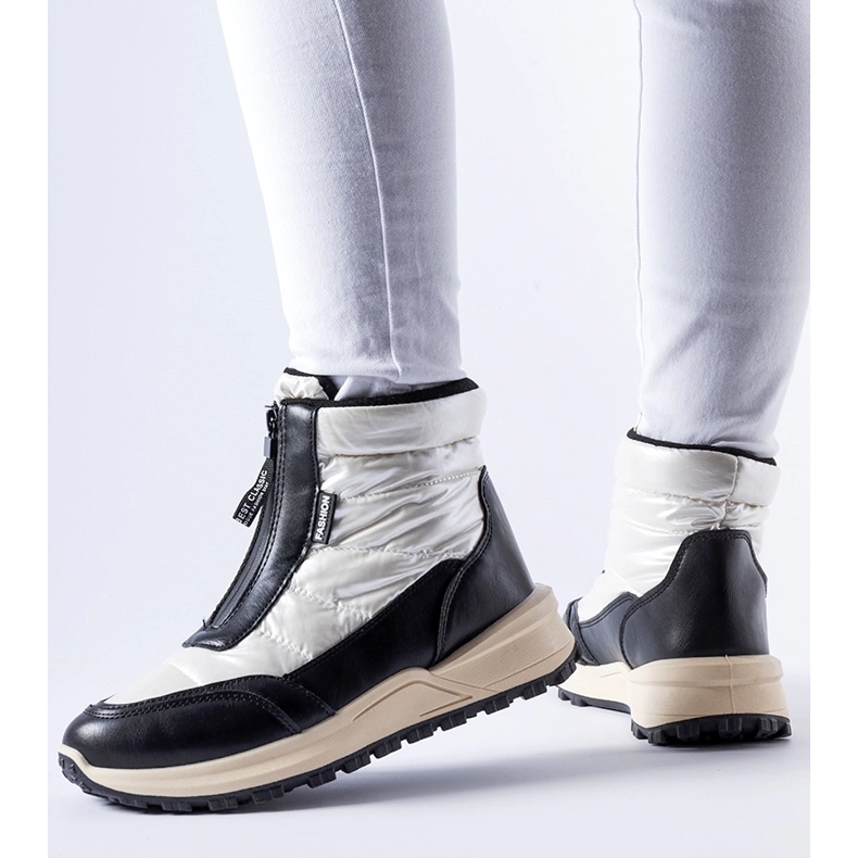 White insulated snow boots with a Ritter zipper 1