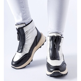 White insulated snow boots with a Ritter zipper 2