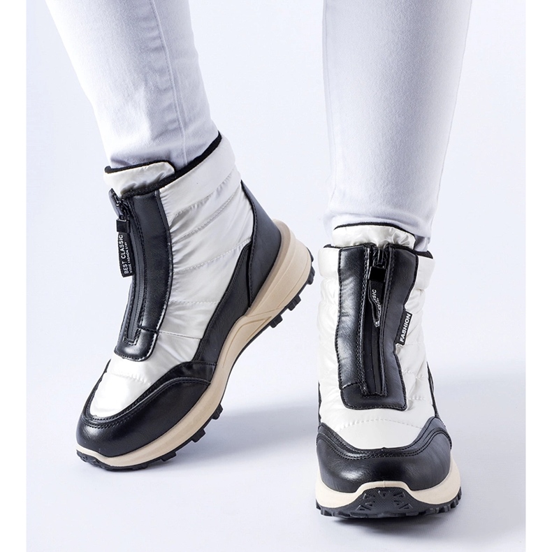 White insulated snow boots with a Ritter zipper 2