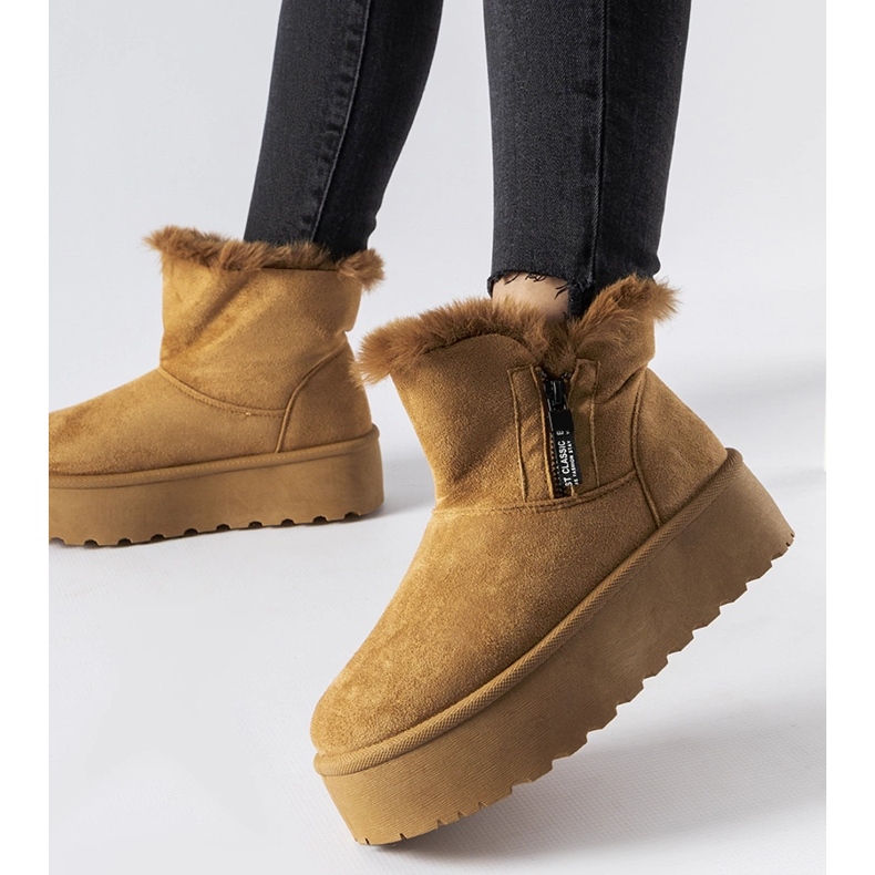 Brown snow boots with a Points platform 1