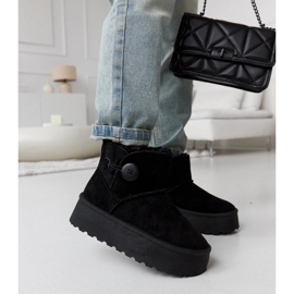 Black short insulated snow boots by Casimiro 2