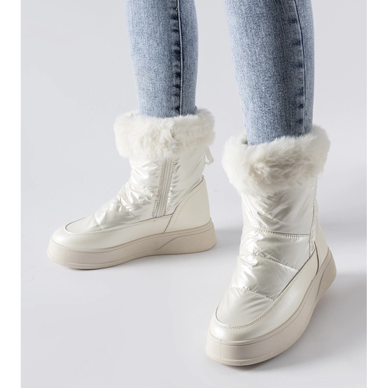 White insulated snow boots with fur from Oliver 1