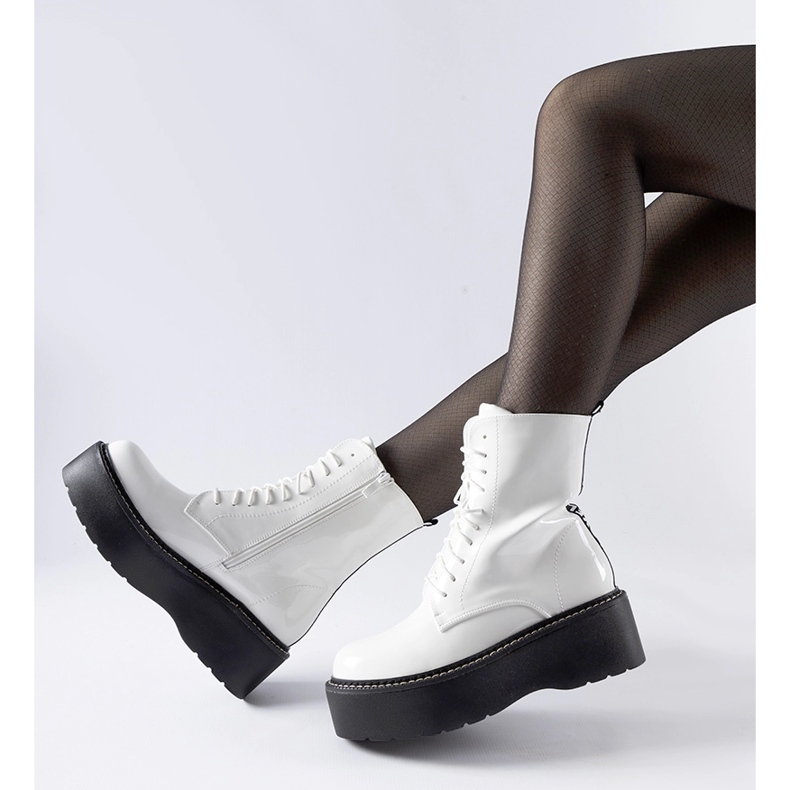 White lacquered workers on the Leos platform 1