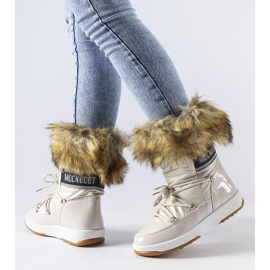 Beige insulated snow boots with fur from Adamsvil 1