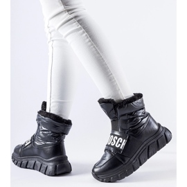 Black insulated snow boots with the Bend platform 1