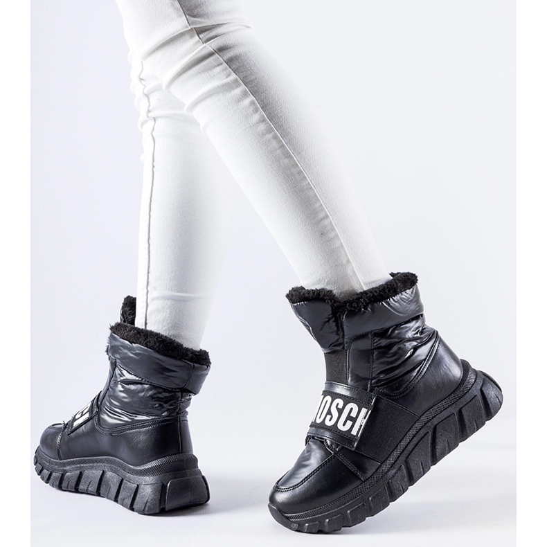 Black insulated snow boots with the Bend platform 1