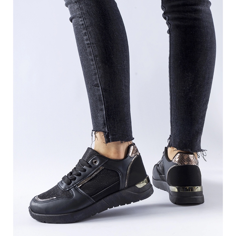 Black sneakers with decorative thread from Facondo 2