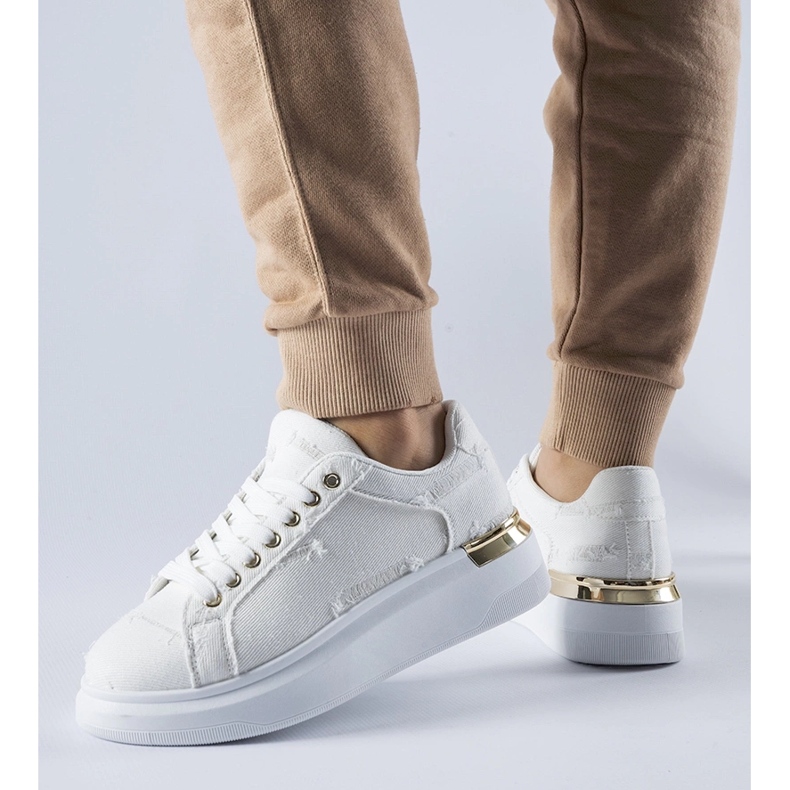 White sneakers on the Osson platform 1