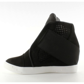 Sneakers with wide black elastics 1