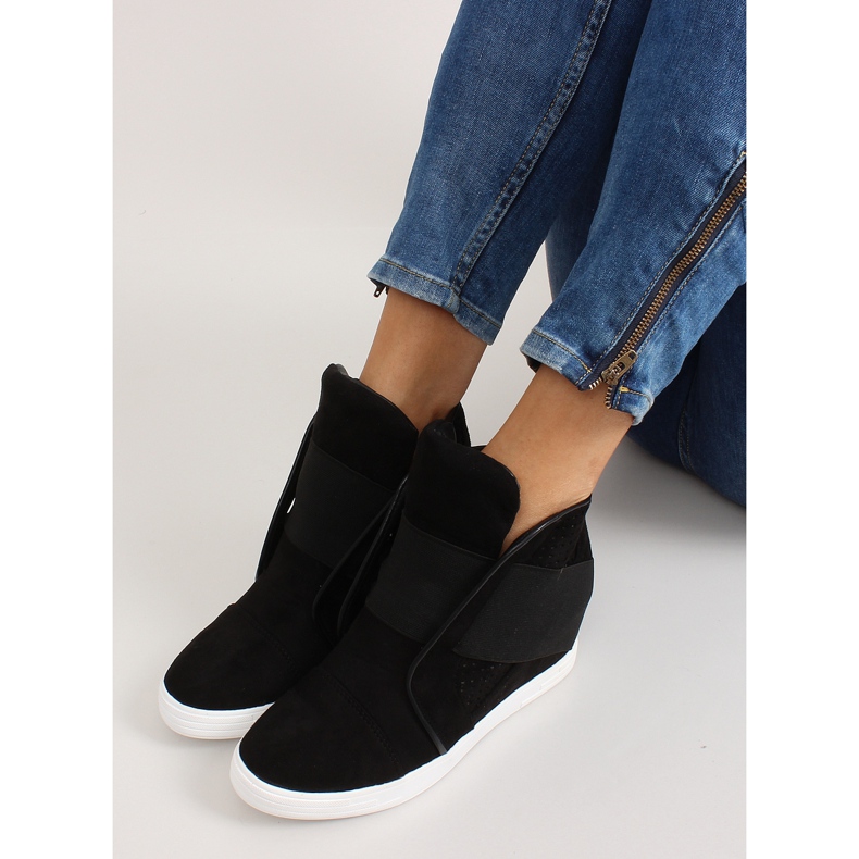 Sneakers with wide black elastics 2