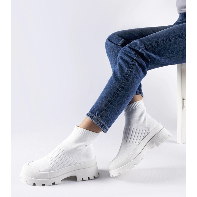 White sneakers with a flexible upper Varden 1
