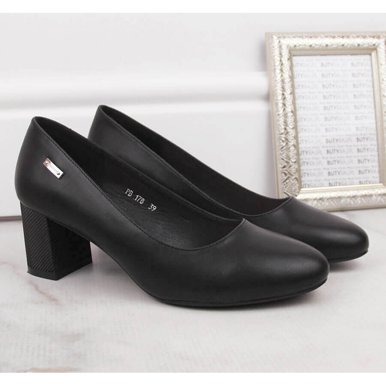 Black pumps on a decorative post from Sergio Leone 2