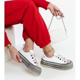White sneakers on the GOE NN2N4054 platform 1